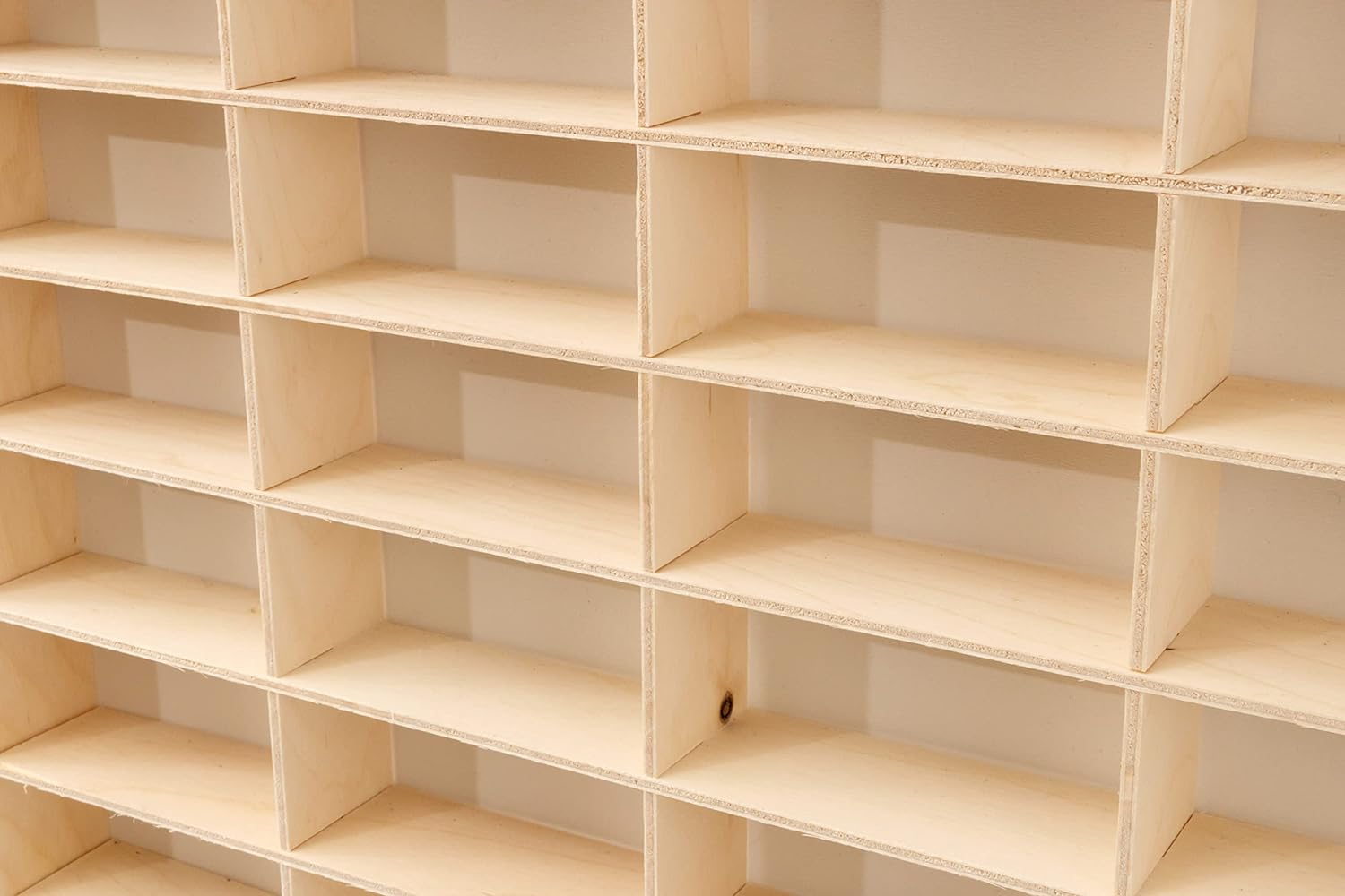 Raft organizator din lemn Montessori,  Zola®, pentru colectionarii de masini, 90 compartimente, 78.5 x 50 x 4.5 cm