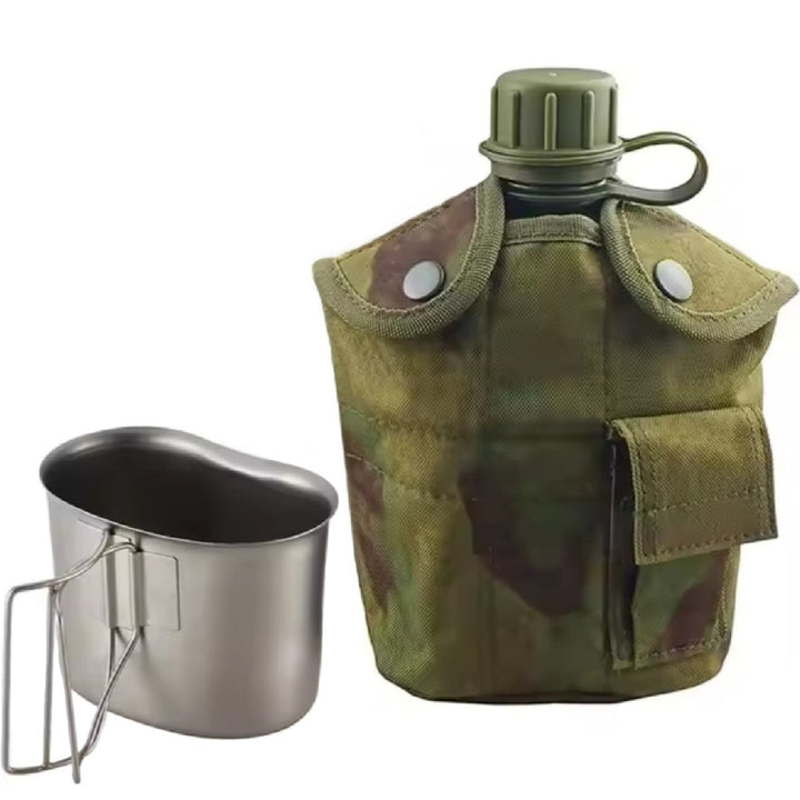 Recipient pentru apa, Zola®, husa si cana inclusa, 1 l, model militar, plastic si aluminiu, verde/maro