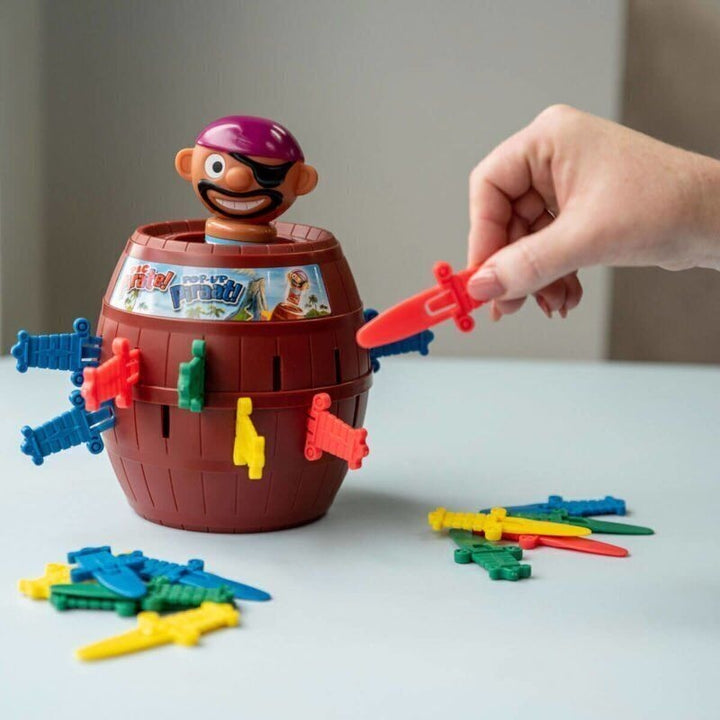 Joc distractiv pentru copii, Zola®, butoi cu pirat si 16 sabii multicolore, din plastic, 12.5x9x9 cm