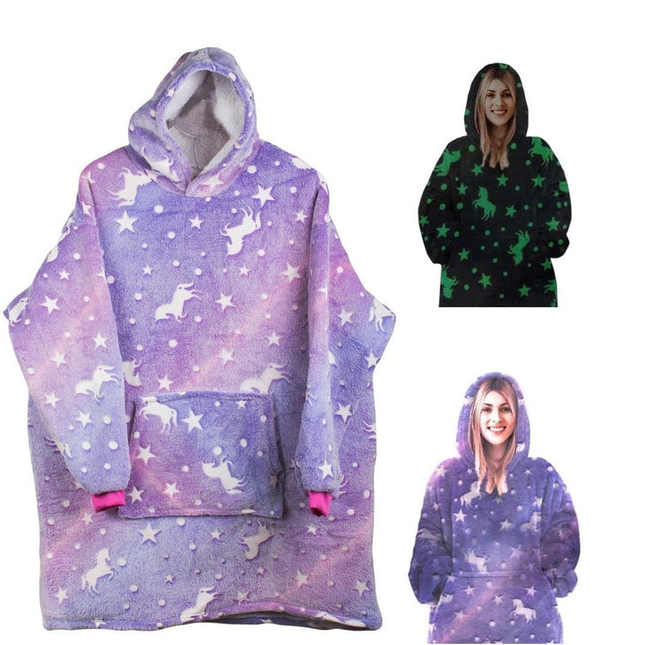Hanorac patura cu gluga si maneci, Zola®, insertii fosforescente, calduros si pufos, buzunar spatios, model unicorni si stelute, violet