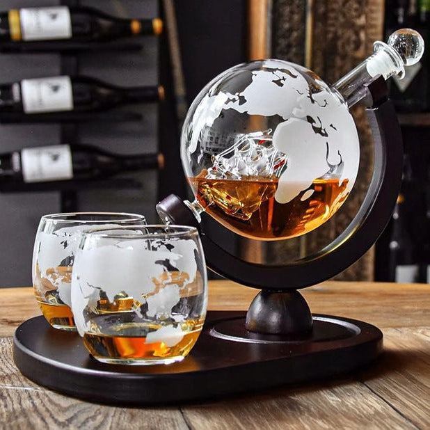 Set decantor bauturi si 2 pahare, Zola, forma glob pamantesc, model corabie, capacitate 850/350 ml, sticla/lemn, mahon