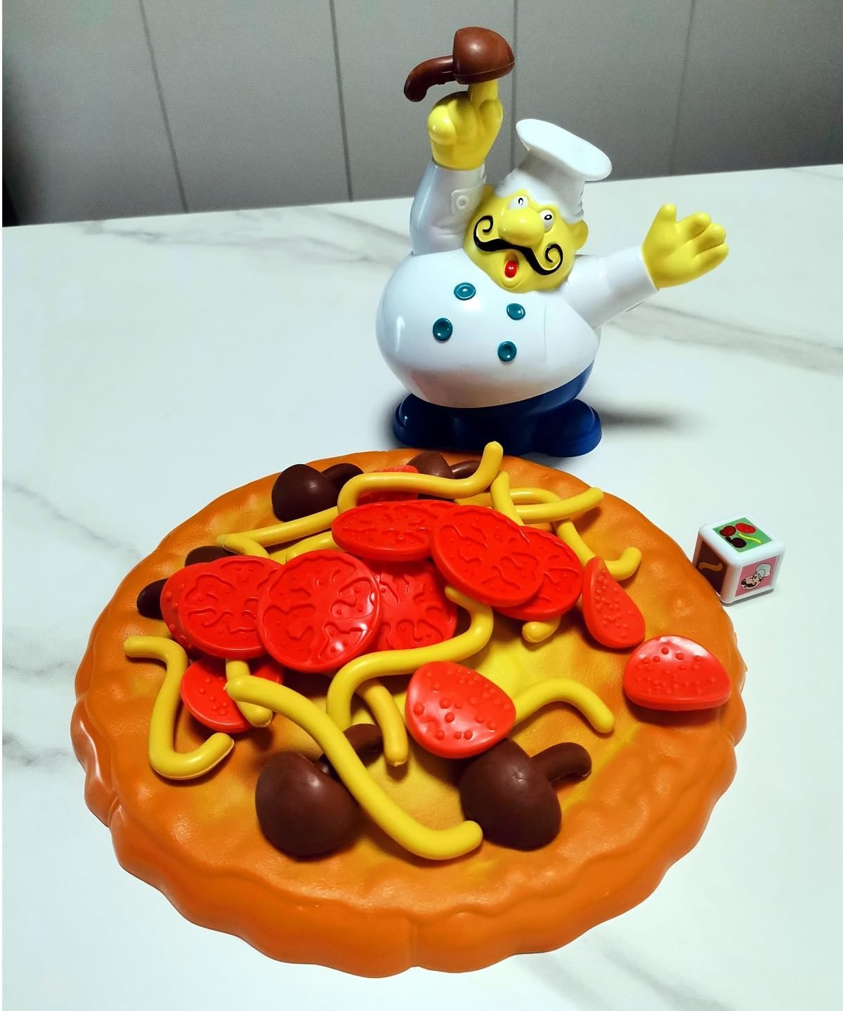 Joc de familie, Zola®, micul pizzer, placinta pizza, 8 ciuperci ,8 ardei , 8 bucati salam , 8 rosii , 24 x 18 cm