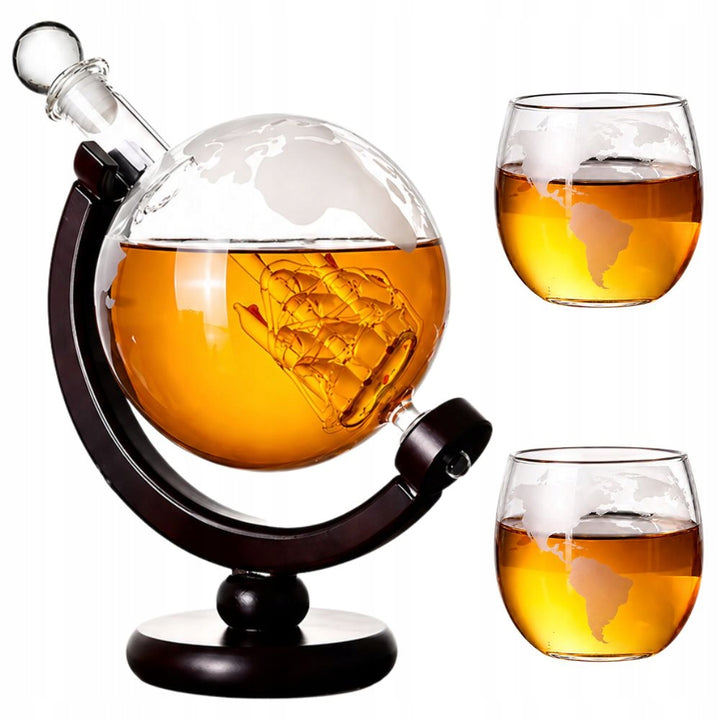 Set decantor bauturi cu 2 pahare, Zola, model glob pamantesc si corabie, sticla si suport lemn, 23 x 23 / 8.5 x 7 cm