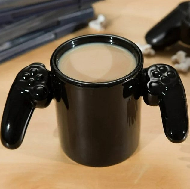 Cana din ceramica, Zola, manere model controler Playstation, mesaj haios in interioe GAME OVER, neagra, 380 ml