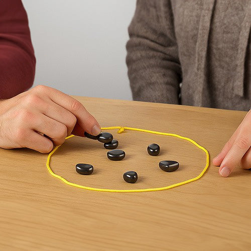 Joc magnetic de strategie, Zola, 20 pietre magnetice, snur, saculet depozitare, 2 x 2 x 2 cm, negre