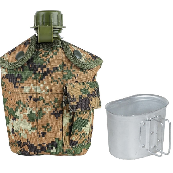 Recipient pentru apa, Zola®, husa si cana inclusa, 1 l, model militar, plastic si aluminiu, maro army