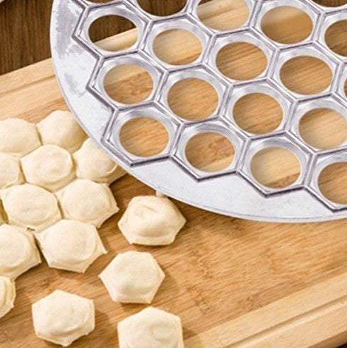 Forma pentru 37 ravioli sau galuste umplute, Zola®, din aliaj de aluminiu,  dimensiune forma 3 cm
