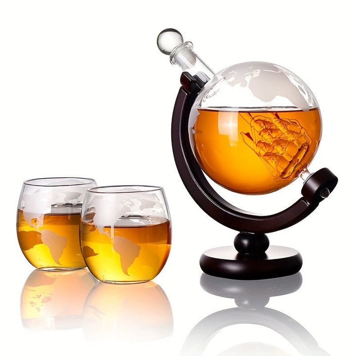 Set decantor bauturi cu 2 pahare, Zola, model glob pamantesc si corabie, sticla si suport lemn, 23 x 23 / 8.5 x 7 cm