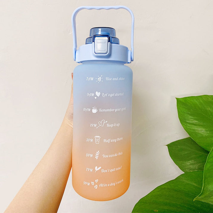 Sticla de apa extra mare cu pai, UBX®, stikere amuzant si 3D, sistem de  blocare capac, 1500 ml, marcator de timp cu mesaje,  fara BPA, maner rezistent, 25x10cm, albastru/portocaliu