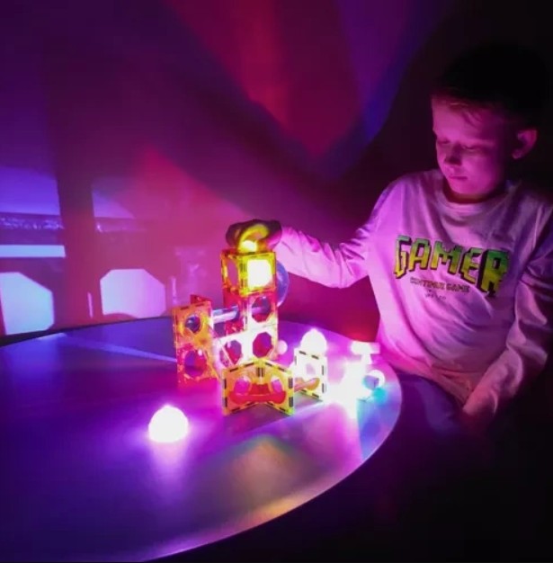 Joc interactiv de construit magnetic, Zola®, 75 elemente luminose, bilute colorate, roller coaster, educativ si creativ, plastic, multicolor