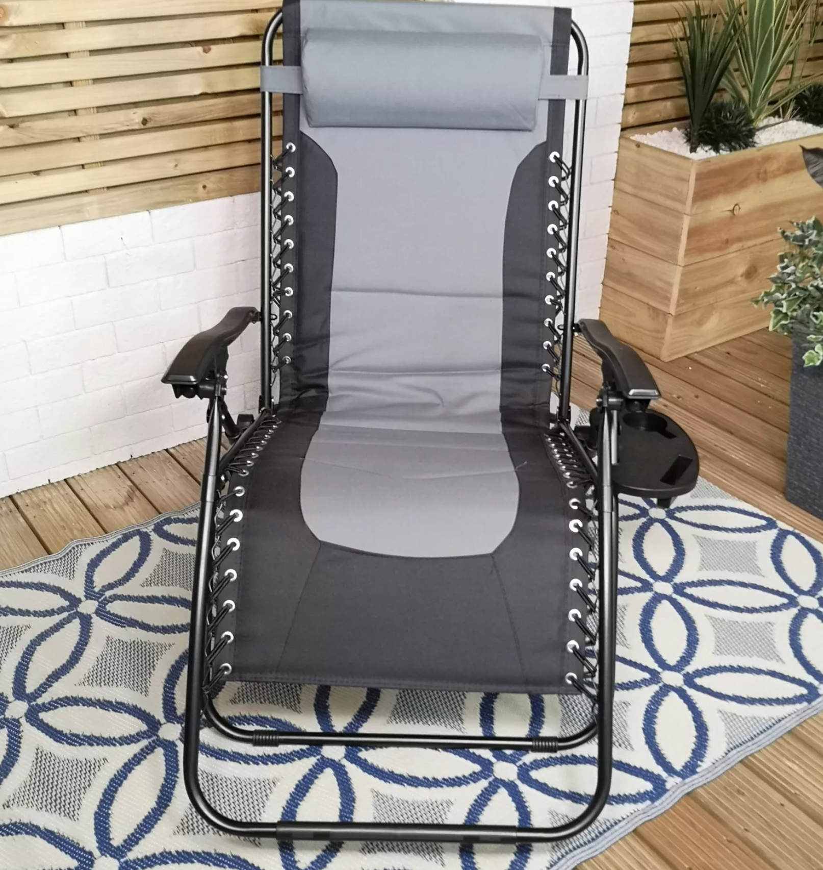 Sezlong de gradina pliabil cu manere, Zola, suport pentru pahar si telefon, perna pentru cap, cadru metalic, 600D  poliester, 173 x 75 cm, negru/gri