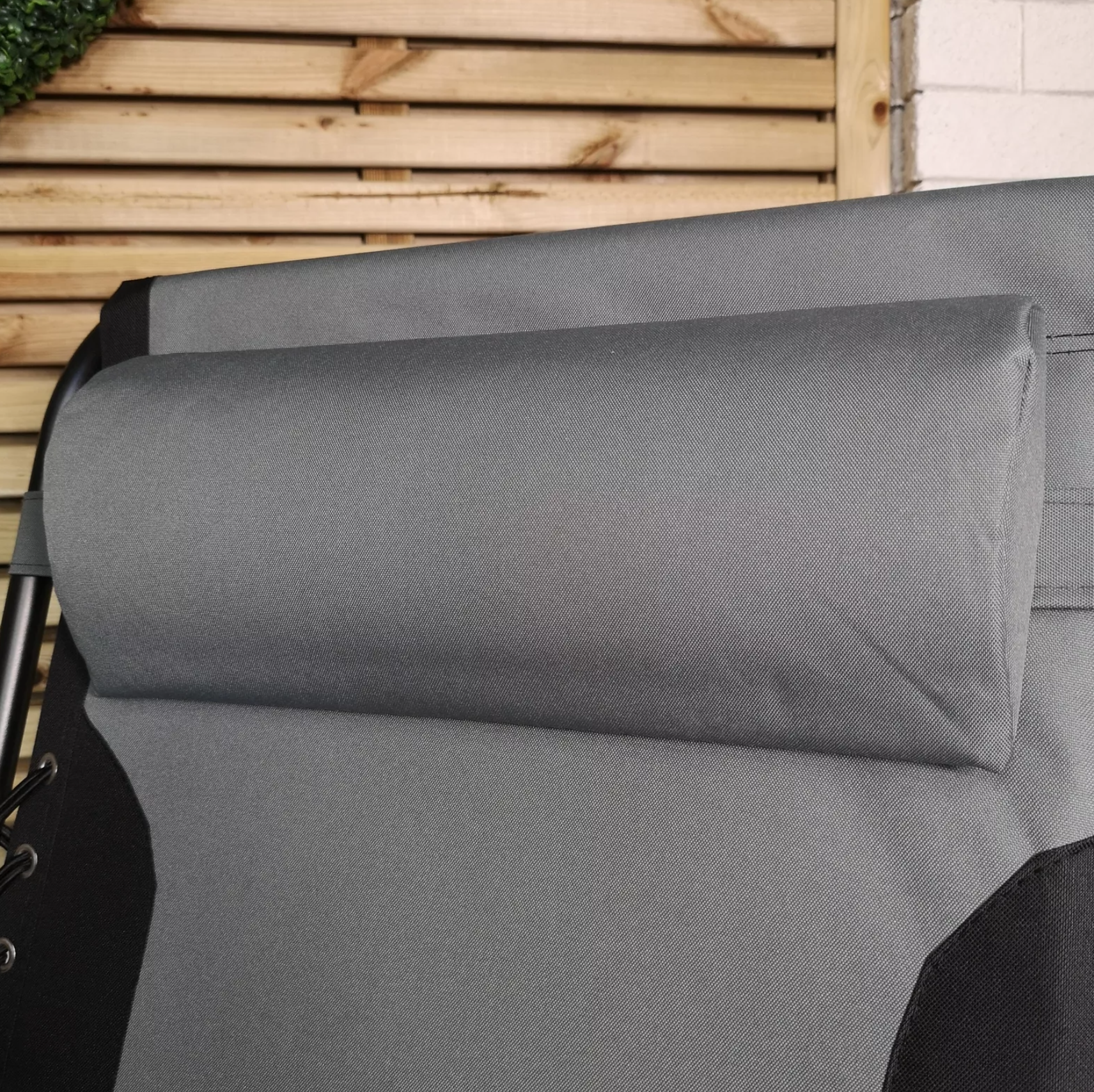 Sezlong de gradina pliabil cu manere, Zola, suport pentru pahar si telefon, perna pentru cap, cadru metalic, 600D  poliester, 173 x 75 cm, negru/gri