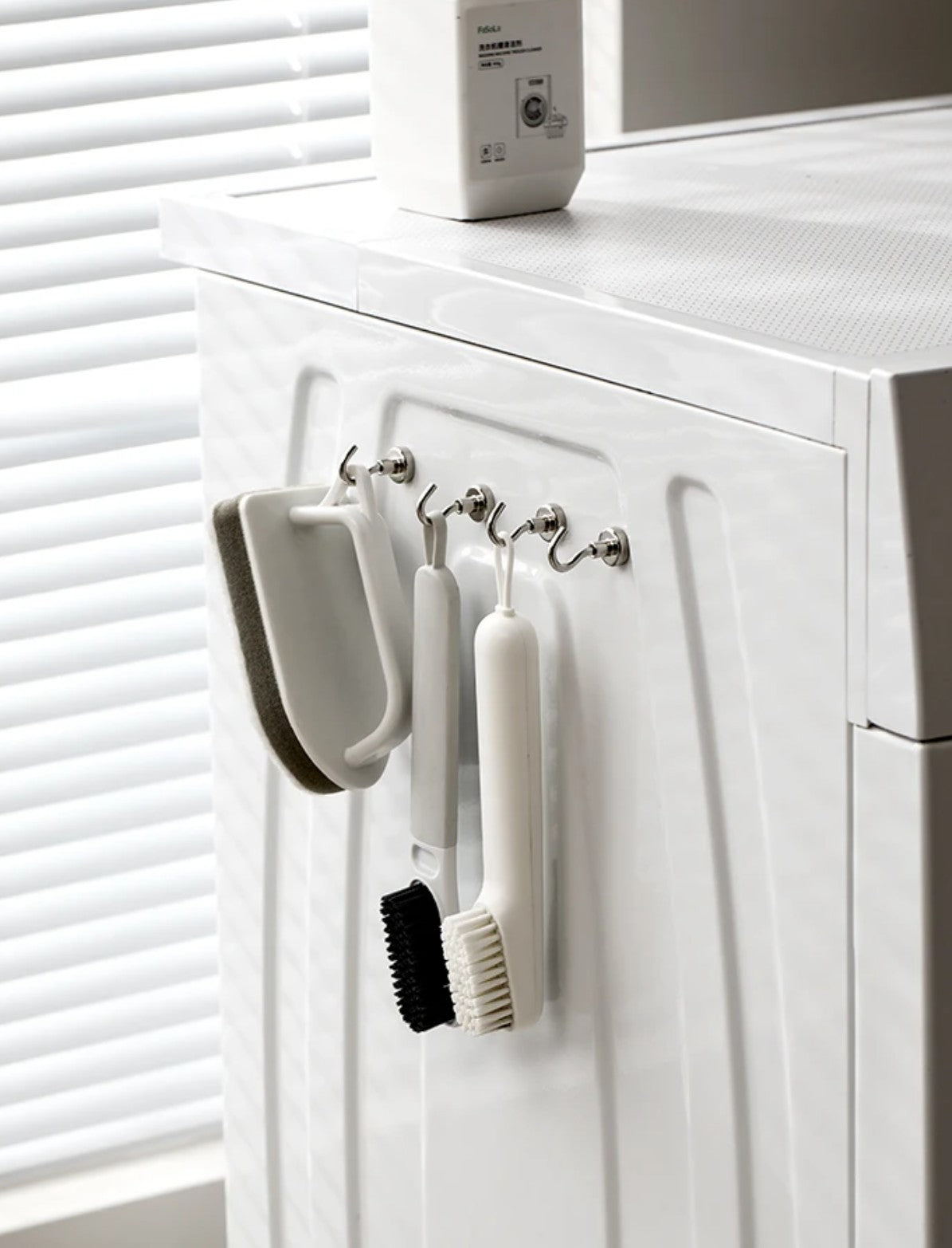 Carlig magnetic neodim multifunctional, Zola, 3.3 x 1.5 cm, ideal pentru organizare, argintiu