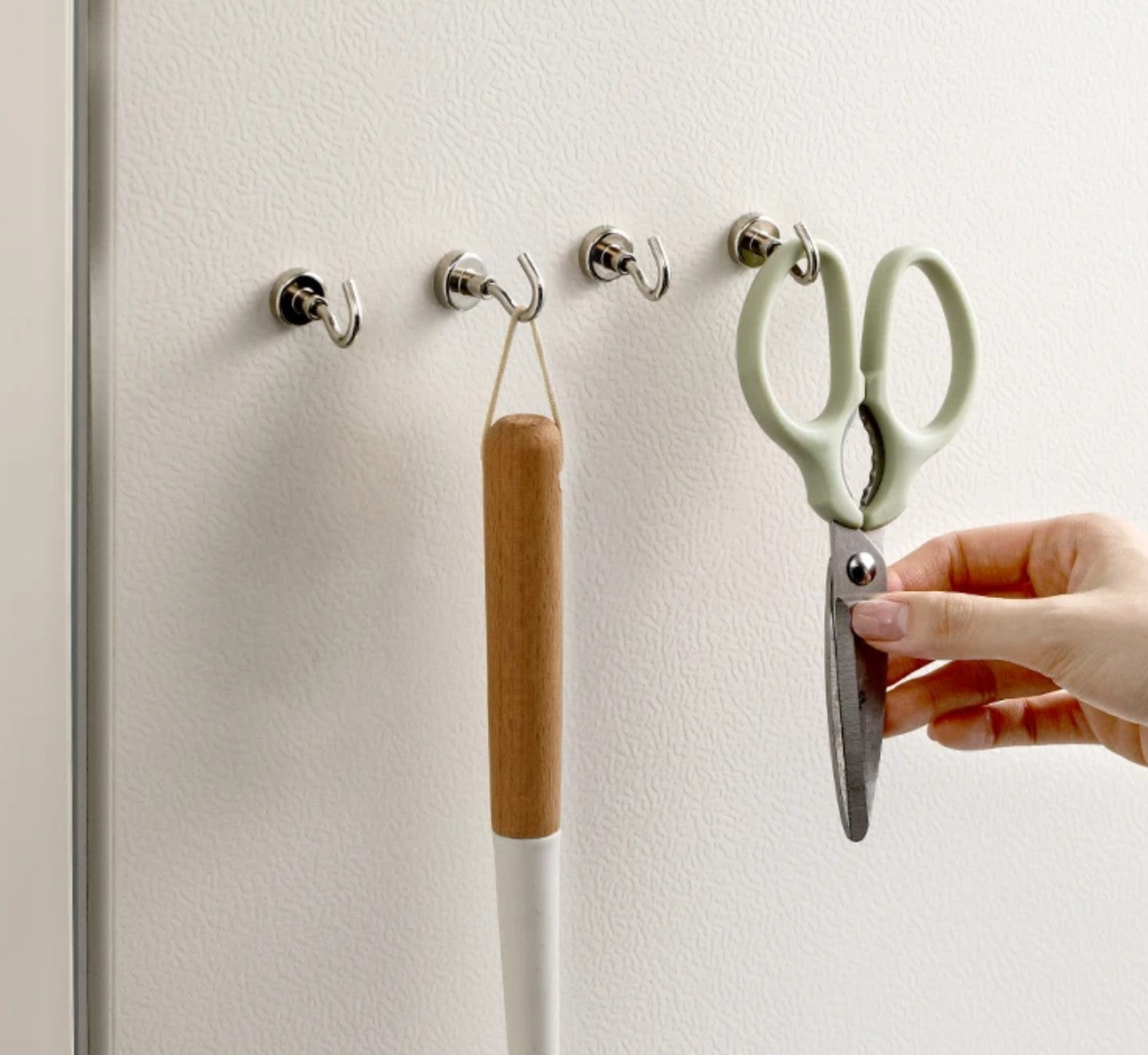 Carlig magnetic neodim multifunctional, Zola, 3.3 x 1.5 cm, ideal pentru organizare, argintiu