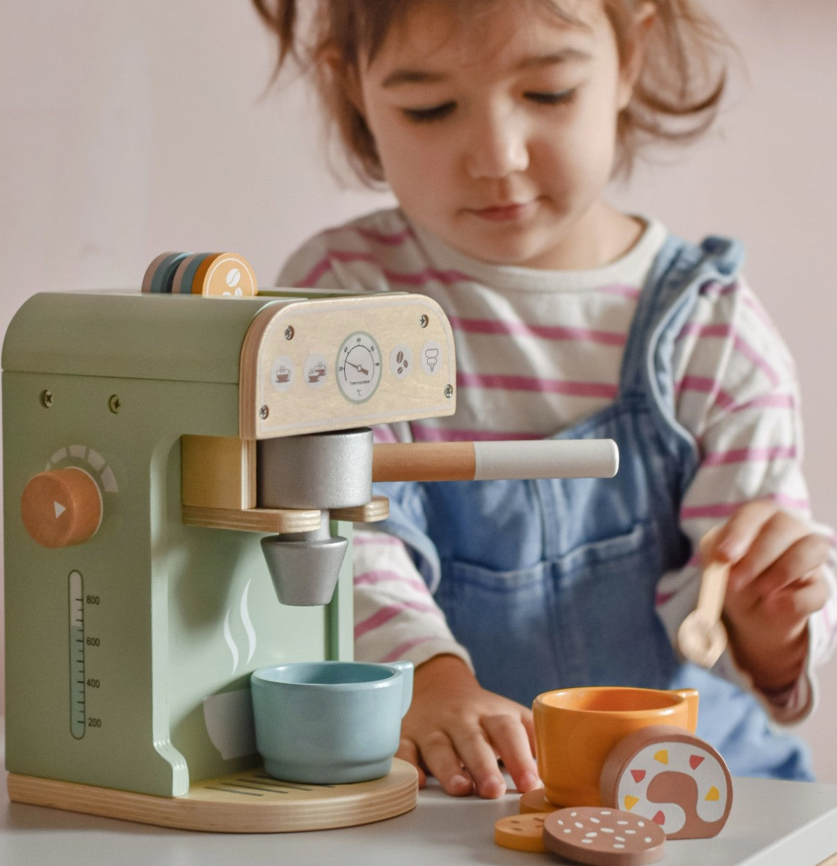 Set de jucarii espressor din lemn, Zola, barista , cesti de cafea, prajiturele, alte accesorii, 12 x 20 x 13.5 cm