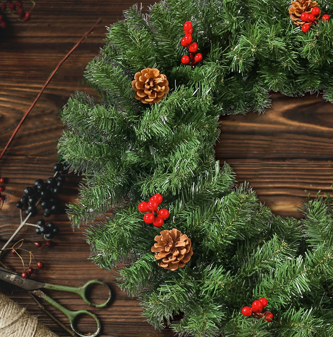 Ghirlanda decorativa de brad cu lumini Led, Zola, pentru Craciun, alb cald, conuri, fructe rosii, 270 x 28 cm