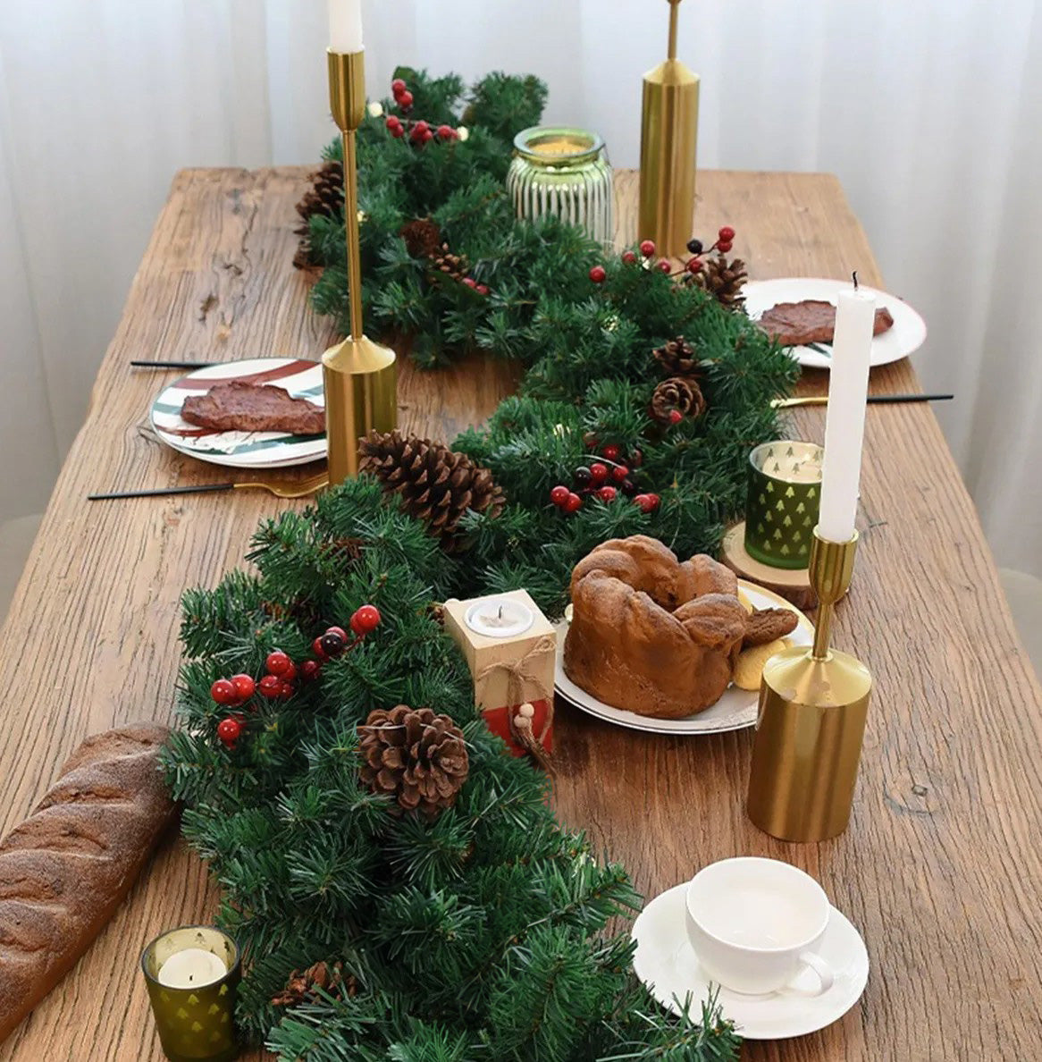 Ghirlanda decorativa de brad cu lumini Led, Zola, pentru Craciun, alb cald, conuri, fructe rosii, 270 x 28 cm