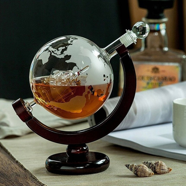 Dozator dispenser pentru bauturi, Zola, model Glob Pamantesc cu corabie in interior, capacitate 850 ml, sticla si lemn