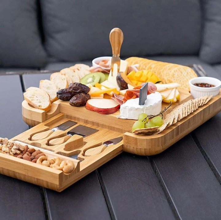 Platou din bambus pentru prezentare si servire branzeturi si mezeluri, Zola, 2 boluri ceramice, 4 tacamuri din otel cu maner de lemn, 2 markere cu creta, 2 tablite, 33x33x4 cm, maro