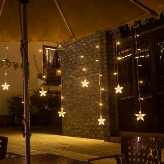 Instalatie de Craciun, Zola®, perdea curgatoare cu franjuri inegale si stelute, 108 leduri, lumina calda, impermeabilitate IP44, lungime totala 550 cm, 230V