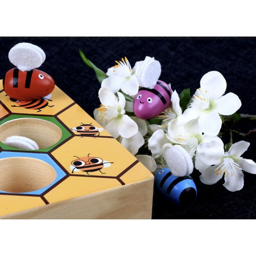 Joc educativ din lemn, pentru copii, Zola®, model fagure, cu 7 albine colorate si penseta din plastic rosie, 20x14.7x4.5 cm