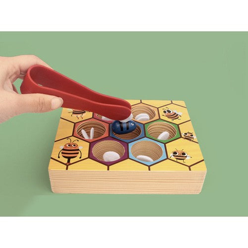 Joc educativ din lemn, pentru copii, Zola®, model fagure, cu 7 albine colorate si penseta din plastic rosie, 20x14.7x4.5 cm