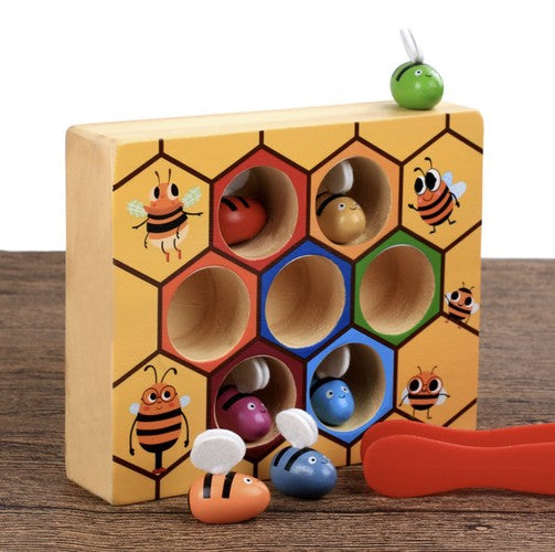 Joc educativ din lemn, pentru copii, Zola®, model fagure, cu 7 albine colorate si penseta din plastic rosie, 20x14.7x4.5 cm