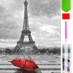 Turnul Eiffel in alb negru si umbrela rosie