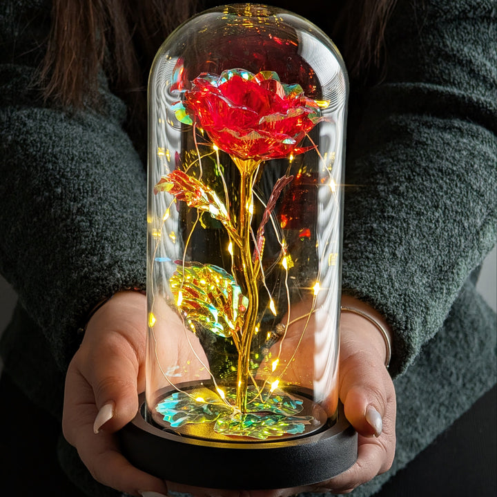 Trandafir decorativ rosu cu nuante stralucitoare aurii, Zola®, in cupola de sticla si leduri, cutie eleganta pentru cadou, diametru 9 cm, 22 x 11 cm, baza neagra